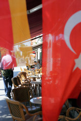 Berlin  Deutschland  deutsche und tuerkische Fahnen an einem Cafe in der Sonnenallee
