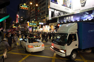Hong Kong  China  Strassenszene im Stadtteil Kowloon bei Nacht