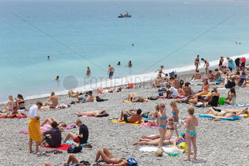 Nizza  Frankreich  Badegaeste am Strand von Nizza an der Cote d'Azur