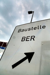 Schoenefeld  Deutschland  Hinweisschild zur Baustelle des BER  Flughafen Berlin Brandenburg