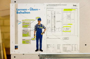 Berlin  Deutschland  Informationsblatt in den Raeumen der Trockenbaumonteure
