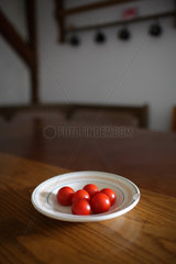 Mechow  Deutschland  Tomaten auf einem Teller auf einem Kuechentisch