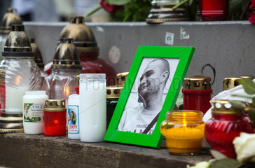 Posen  Polen  Foto und Trauerkerzen am Tatort eines Mordes in der Fussgaengerzone