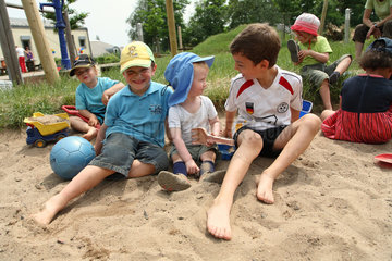 Saarbruecken  Deutschland  Kinder spielen im Sand einer Kindertagesstaette