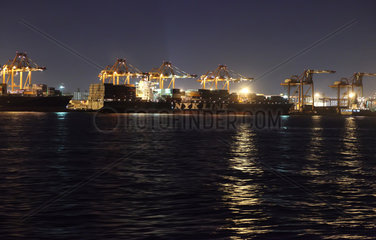 Tokio  Japan  der Hafen bei Nacht