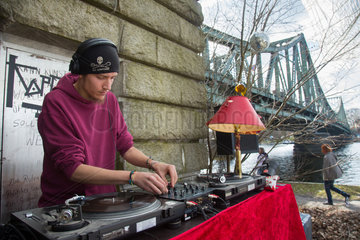 Berlin  Deutschland  ein DJ macht Musik an der Glienicker Bruecke