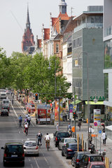 Berlin  Deutschland  Einkaufsstrasse Schlossstrasse mit dem Rathaus Steglitz