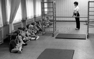 Berlin  DDR  Vorschulkinder und Lehrerin im Sportunterricht