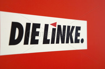 Berlin  Deutschland  das Logo der Partei Die Linke auf rotem Untergrund