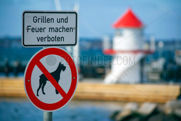 Moenkeberg  Deutschland  Verbotsschilder vor dem Leuchtturm Moenkeberg