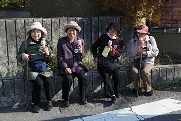Kamakura  Japan  aeltere Damen essen zusammen Eis