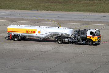Berlin  Deutschland  Flugfeldtankwagen der Firma Shell auf dem Vorfeld