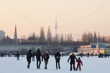 Berlin  Deutschland  Menschen auf dem zugefrorenen Rummelsburger See