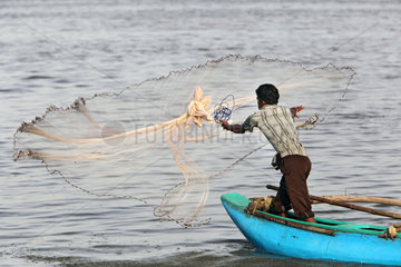 Kavadapitty  Sri Lanka  ein Fischer wirft sein Netz aus