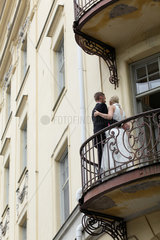 Uppsala  Schweden  ein Hochzeitspaar steht auf einem Balkon