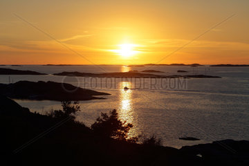 Marstrand  Schweden  die Schaerenkueste bei Sonnenuntergang
