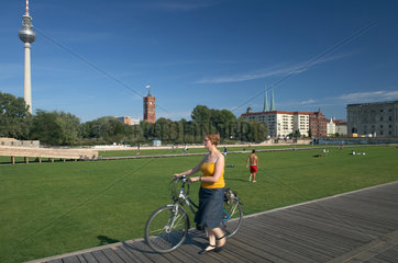 Berlin  Deutschland  Besucher und Radfahrer auf der Rasenflaeche am Schlossplatz
