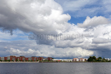Berlin  Deutschland  dramatische Wolken ueber dem Rummelsburger See