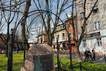 Krakau  Polen  Gedenkstein fuer die getoeteten Krakauer Juden in der Ulica Szeroka im Stadtteil Kazimierz