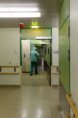 Berlin  Deutschland  Mitarbeiter des Urban-Krankenhauses auf dem Flur