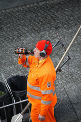 Berlin  Deutschland  ein Mitarbeiter der Berliner Stadtreinigung trinkt ein Malzbier