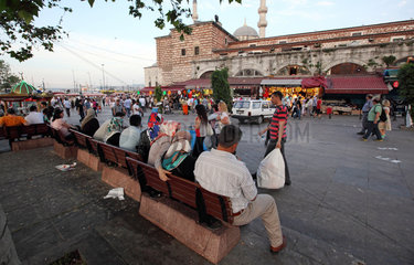 Istanbul  Tuerkei  Marktplatz an der Neuen Moschee in Istanbul