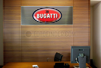 Berlin  Deutschland  leerer Schreibtisch und Bugatti Logo in einem Autohaus