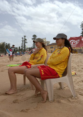 Sydney  Australien  Rettungsschwimmerinnen beaufsichtigen den Strand