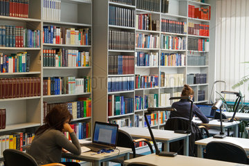 Warschau  Polen  Auszubildende in der Bibliothek der polnischen Nationalbank