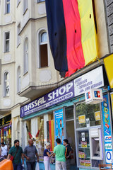 Berlin  Deutschland  riesige Deutschlandfahne ueber dem Bassal Shop in der Sonnenallee