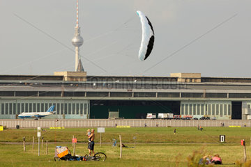 Berlin  Deutschland  Menschen auf dem Tempelhofer Feld