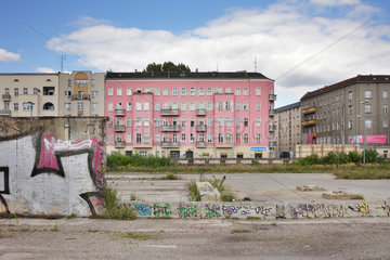 Berlin  Deutschland  unsanierte und sanierte Altbauten am ehemaligen Osthafen