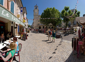 Dieulefit  Frankreich  der Marktplatz an einem Tag mit Wochenmarkt