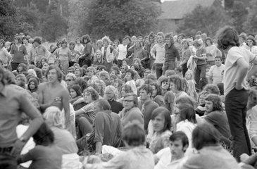 Klein Wanzleben  DDR  Menschen auf einem Open-Air Konzert der Puhdys