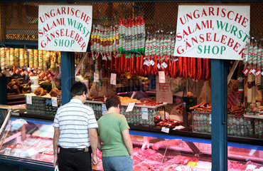 Budapest  Ungarn  Fleischstand in der Markthalle Nagy Vasarcsarnok
