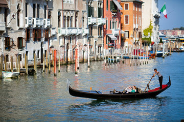 Venedig  Italien  eine Gondel mit Touristen auf dem Canale Grande