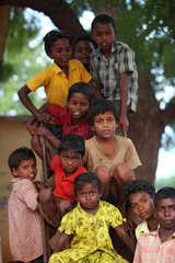 Rama Krishna Puram  Indien  Jungen und Maedchen in der Gruppe
