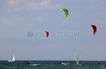 Kaegsdorf  Deutschland  Kitesurfer  Segelboot und Surfer auf der Ostsee