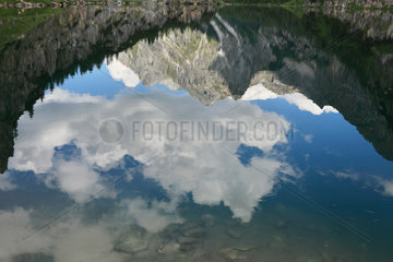 Kleinarl  Oesterreich  Spiegelung der Bergspitze im Tappenkarsee