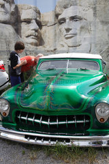 Berlin  Deutschland  Besucher bei den Custom Cars auf dem Deutsch-Amerikanischen Volksfest