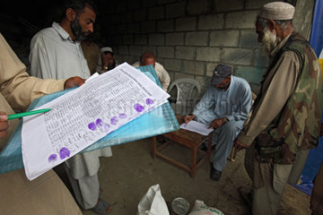Madyan  Pakistan  Lebensmittelverteilung durch ache noVa an die Flutopfer