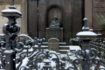 Berlin  Deutschland  Grab des Kuenstlers Adolph von Menzel