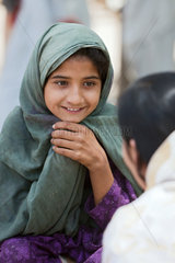 Basti Mumgani  Pakistan  Maedchen bei der Gesundheitsberatung