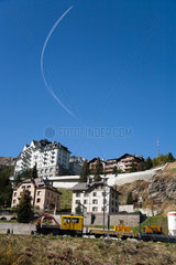 St. Moritz  Schweiz  Duesenjaeger am Himmel in der Naehe vom Bahnhof