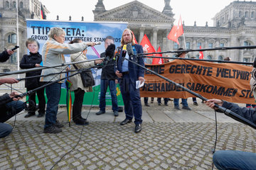 Berlin  Deutschland  Gruenen-Fraktionschef Anton Hofreiter waehrend der TTIP-Protestaktion vor dem Reichstag