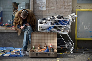 Berlin  Deutschland  Mann verkauft in Kreuzberg auf dem Buergersteig gebrauchte Dinge