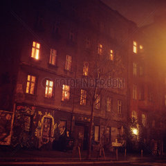 Berlin  Deutschland  beleuchtete Fenster in einem Altbau bei Nacht und Nebel