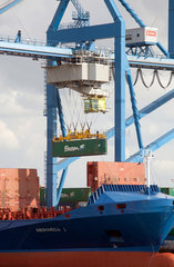 Rotterdam  Niederlande  Containerschiff im Rotterdamer Hafen wird beladen