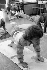 Berlin  DDR  Maedchen machen Yoga in einem Kindergarten