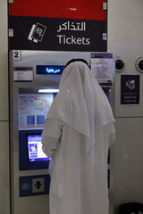 Dubai  Vereinigte Arabische Emirate  Araber steht an einem Fahrkartenautomaten